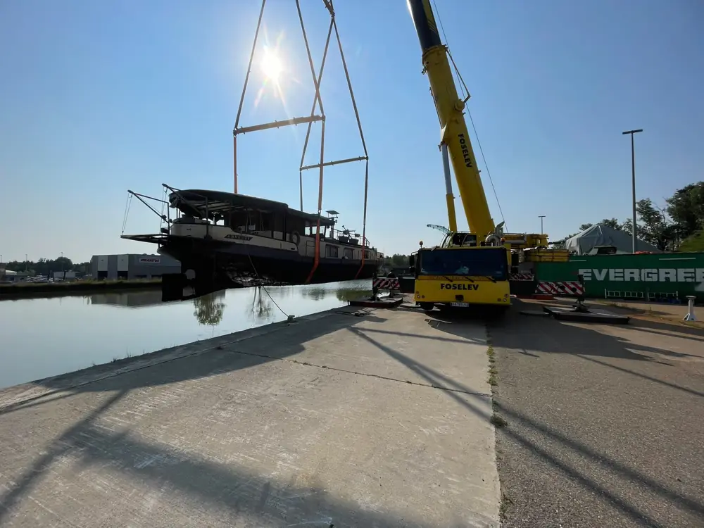 Le bateau au-dessus du quai