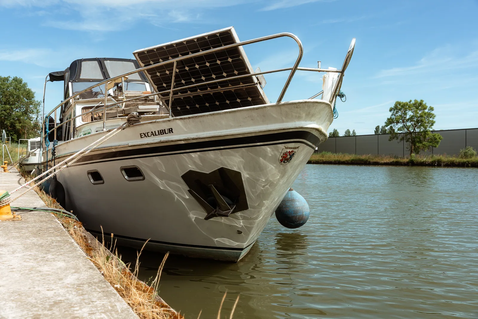 Bateau Excalibur amarré au quai de Dettwiller