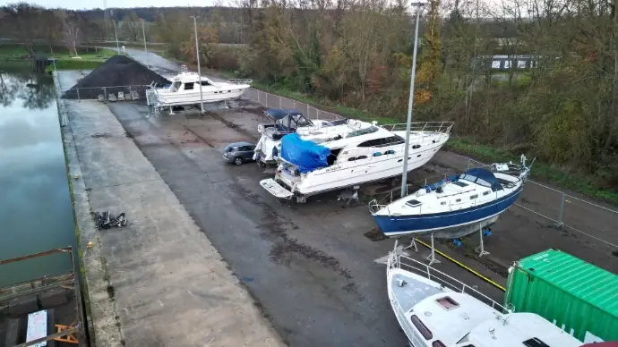 Bateaux stationnés à terre sur le site M.B.H de Dettwiller